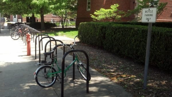 Como guardar sua bicicleta no paraciclos?